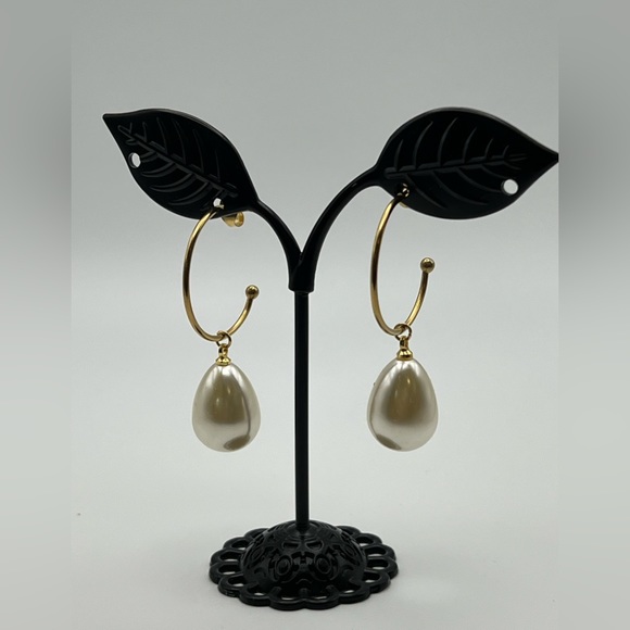 Pearl Gold Hoop Earrings -Stylish Pearl  Earrings -Elegant Minimalist Open Hoops - Picture 3 of 7